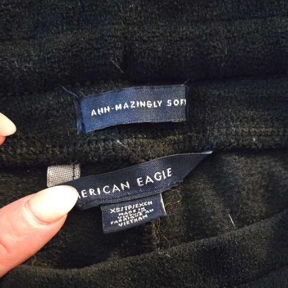 XS American Eagle Black Joggers Velvet Velour Warm Comfy Athleisure Loungewear - Picture 3 of 4